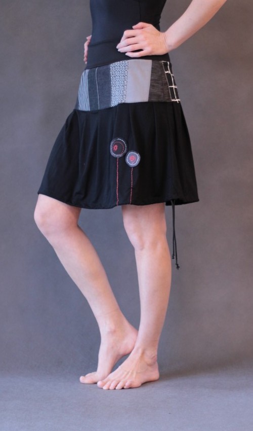 0127_P_šikmo_bavlna_polyester_bez_podšívky_černá_patchwork_se_sedlem_nahoře_bez_kapes_tunýlek_černá_černočervená_kolečka_dvěkolečka LaJuPe sukně patchwork bavlna_polyester_bez_podšívky_černá_patchwork_se_sedlem_nahoře_bez_kapes_tunýlek_černá_černočervená_kolečka_dvěkolečka