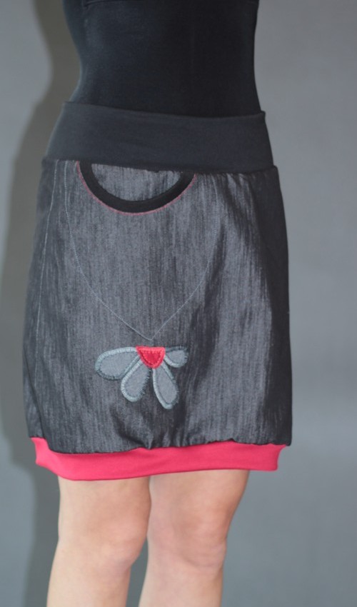 LaJuPe antracitová sukně bavlna_polyester_bez_podšívky_černá_červená_áčková_1kapsa_úplet_černá_šedočervená_kytka_polokvět
