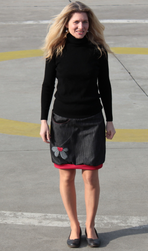 LaJuPe antracitová sukně bavlna_polyester_bez_podšívky_černá_červená_áčková_1kapsa_úplet_černá_šedočervená_kytka_polokvět