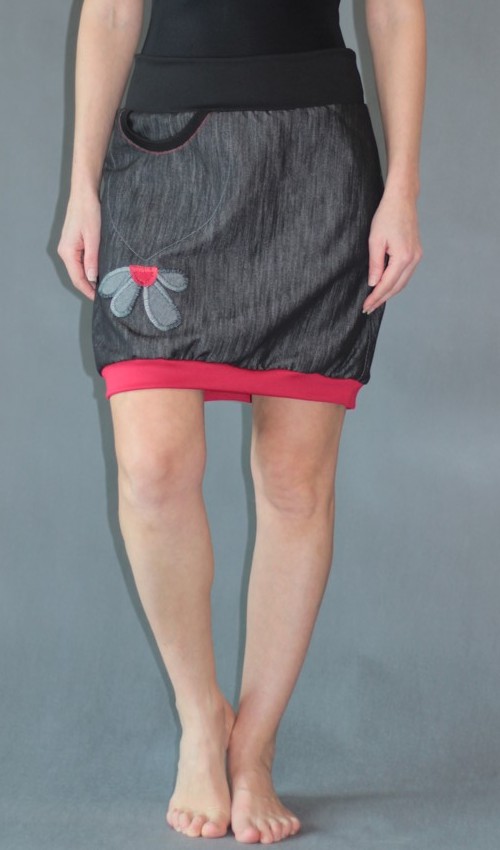 LaJuPe antracitová sukně bavlna_polyester_bez_podšívky_černá_červená_áčková_1kapsa_úplet_černá_šedočervená_kytka_polokvět