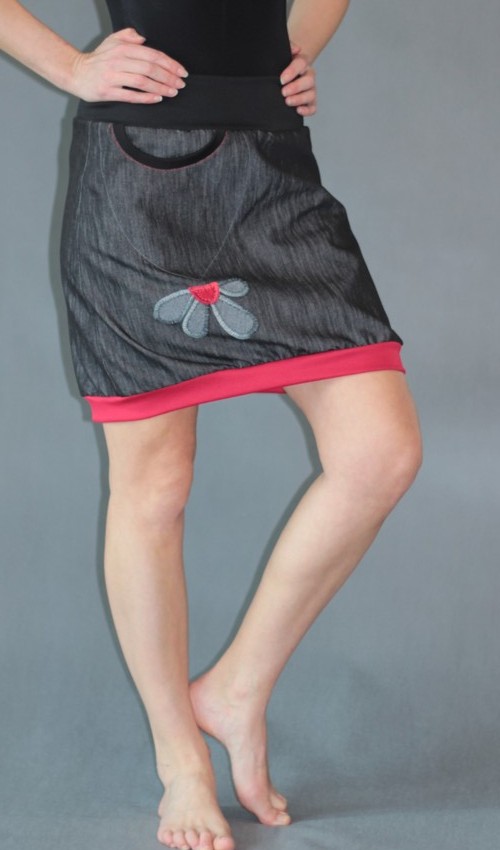 LaJuPe antracitová sukně bavlna_polyester_bez_podšívky_černá_červená_áčková_1kapsa_úplet_černá_šedočervená_kytka_polokvět