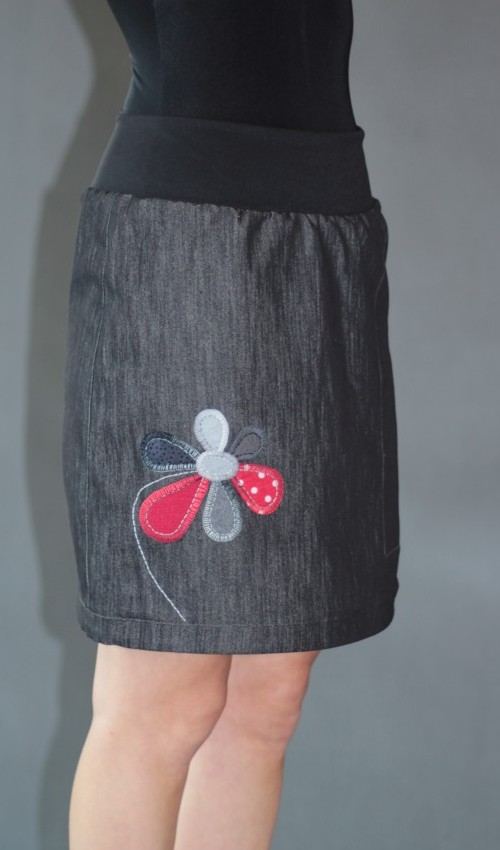 LaJuPe antracitová sukně bavlna_polyester_bez_podšívky_černá_červená_áčková_1kapsa_tunýlek_černá_červenobílá_kytka_6tikvět