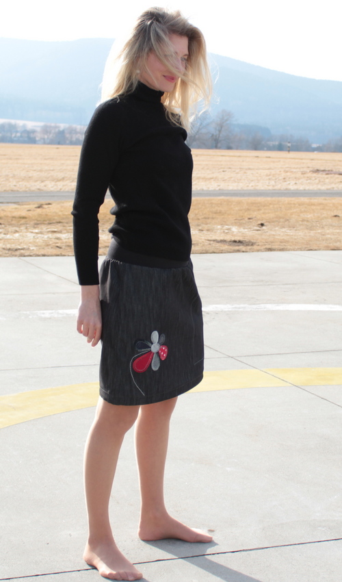 LaJuPe antracitová sukně bavlna_polyester_bez_podšívky_černá_červená_áčková_1kapsa_tunýlek_černá_červenobílá_kytka_6tikvět