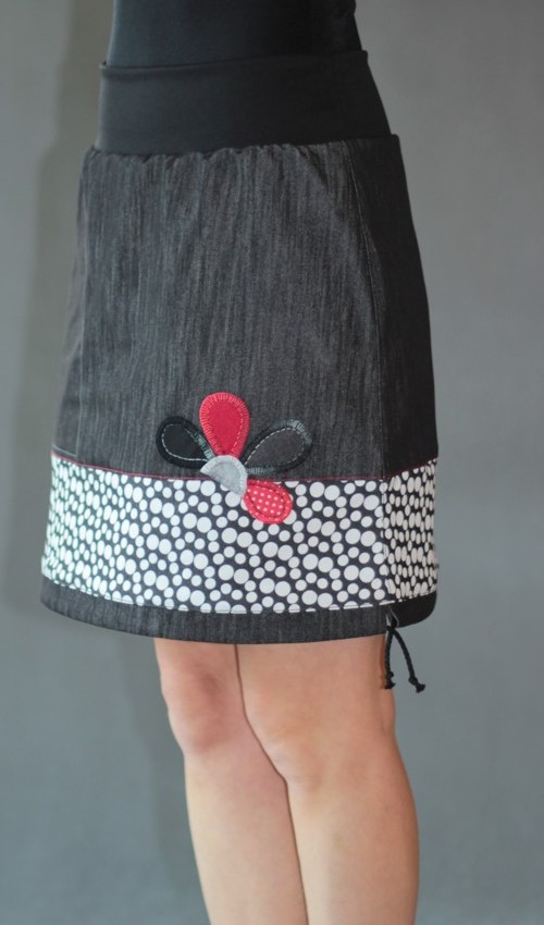 LaJuPe puntíkatá sukně bavlna_polyester_bez_podšívky_černá_bílá_se_sedlem_dole_1kapsa_tunýlek_černá_šedočervená_kytka_polokvět