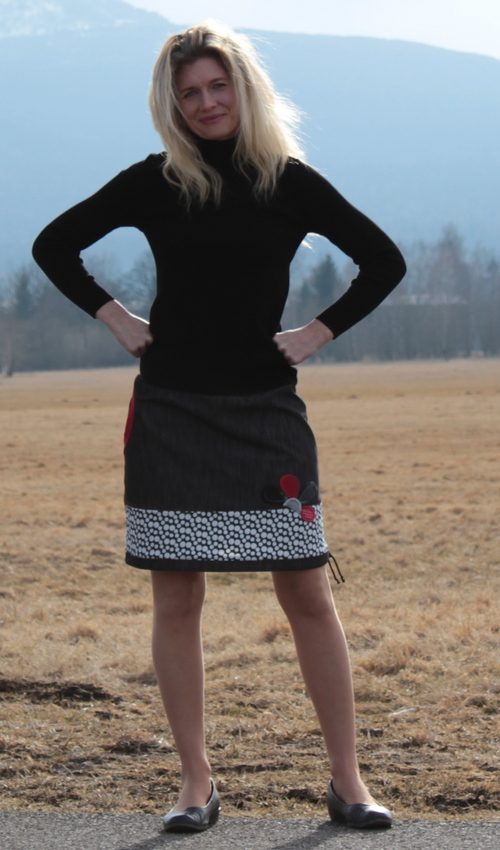 LaJuPe puntíkatá sukně bavlna_polyester_bez_podšívky_černá_bílá_se_sedlem_dole_1kapsa_tunýlek_černá_šedočervená_kytka_polokvět