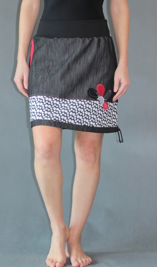 LaJuPe puntíkatá sukně bavlna_polyester_bez_podšívky_černá_bílá_se_sedlem_dole_1kapsa_tunýlek_černá_šedočervená_kytka_polokvět