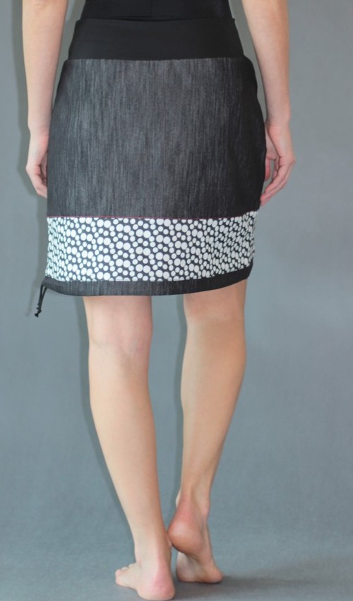 LaJuPe puntíkatá sukně bavlna_polyester_bez_podšívky_černá_bílá_se_sedlem_dole_1kapsa_tunýlek_černá_šedočervená_kytka_polokvět