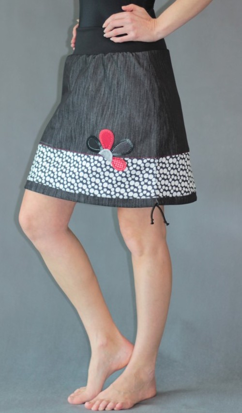 LaJuPe puntíkatá sukně bavlna_polyester_bez_podšívky_černá_bílá_se_sedlem_dole_1kapsa_tunýlek_černá_šedočervená_kytka_polokvět
