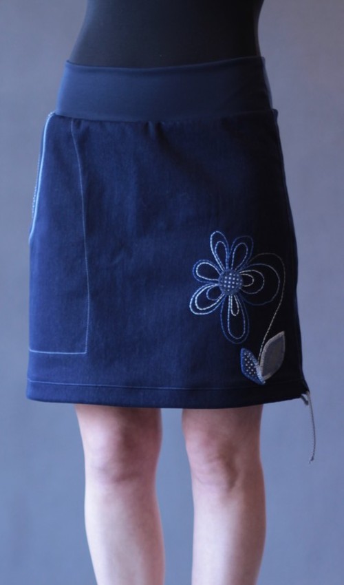 0135_P_detail_bavlna_polyester_bez_podšívky_tmavěmodrá_modrá_áčková_1kapsa_tunýlek_tmavěmodrá_modrá_kytka_vyšitákytka LaJuPe jeansové sukně bavlna_polyester_bez_podšívky_tmavěmodrá_modrá_áčková_1kapsa_tunýlek_tmavěmodrá_modrá_kytka_vyšitákytka