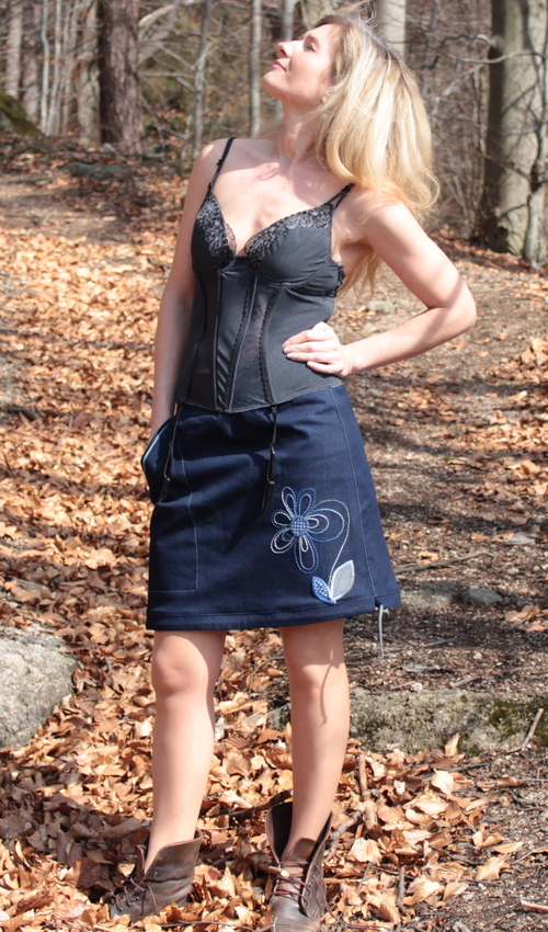 0135_P_slide_bavlna_polyester_bez_podšívky_tmavěmodrá_modrá_áčková_1kapsa_tunýlek_tmavěmodrá_modrá_kytka_vyšitákytka LaJuPe jeansové sukně bavlna_polyester_bez_podšívky_tmavěmodrá_modrá_áčková_1kapsa_tunýlek_tmavěmodrá_modrá_kytka_vyšitákytka