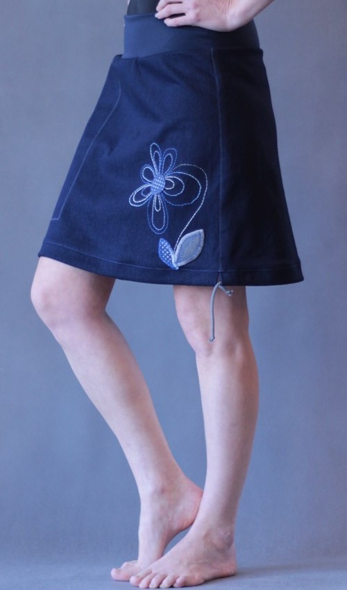 0135_P_šikmo_bavlna_polyester_bez_podšívky_tmavěmodrá_modrá_áčková_1kapsa_tunýlek_tmavěmodrá_modrá_kytka_vyšitákytka LaJuPe jeansové sukně bavlna_polyester_bez_podšívky_tmavěmodrá_modrá_áčková_1kapsa_tunýlek_tmavěmodrá_modrá_kytka_vyšitákytka