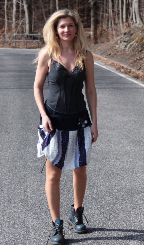 0137_P_slide_bavlna_viskóza_bez_podšívky_modrá_bílá_se_sedlem_nahoře_bez_kapes_tunýlek_tmavěmodrá_modrobílá_kytka_kytička LaJuPe ručně šité sukně bavlna_viskóza_bez_podšívky_modrá_bílá_se_sedlem_nahoře_bez_kapes_tunýlek_tmavěmodrá_modrobílá_kytka_kytička