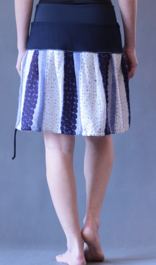 0137_P_zezadu_bavlna_viskóza_bez_podšívky_modrá_bílá_se_sedlem_nahoře_bez_kapes_tunýlek_tmavěmodrá_modrobílá_kytka_kytička LaJuPe ručně šité sukně bavlna_viskóza_bez_podšívky_modrá_bílá_se_sedlem_nahoře_bez_kapes_tunýlek_tmavěmodrá_modrobílá_kytka_kytička