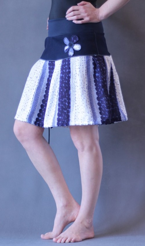 0137_P_šikmo_bavlna_viskóza_bez_podšívky_modrá_bílá_se_sedlem_nahoře_bez_kapes_tunýlek_tmavěmodrá_modrobílá_kytka_kytička LaJuPe ručně šité sukně bavlna_viskóza_bez_podšívky_modrá_bílá_se_sedlem_nahoře_bez_kapes_tunýlek_tmavěmodrá_modrobílá_kytka_kytička