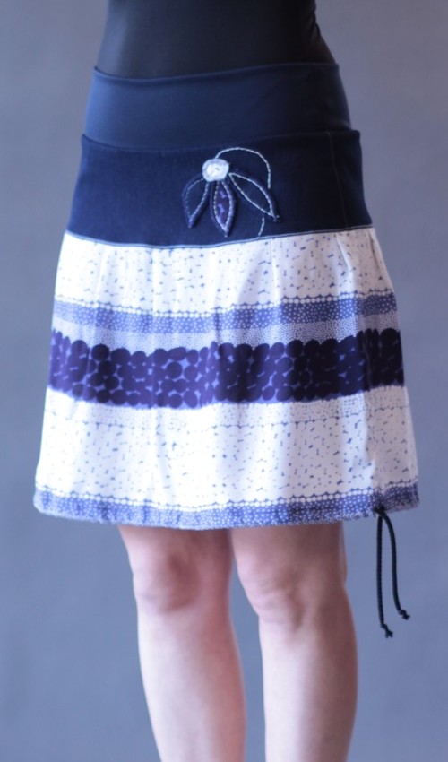 0140_P_detail_bavlna_viskóza_bez_podšívky_modrá_bílá_se_sedlem_nahoře_bez_kapes_tunýlek_tmavěmodrá_modrá_kytka_sněženka LaJuPe vzorované sukně bavlna_viskóza_bez_podšívky_modrá_bílá_se_sedlem_nahoře_bez_kapes_tunýlek_tmavěmodrá_modrá_kytka_sněženka