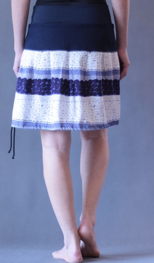 0140_P_zezadu_bavlna_viskóza_bez_podšívky_modrá_bílá_se_sedlem_nahoře_bez_kapes_tunýlek_tmavěmodrá_modrá_kytka_sněženka LaJuPe vzorované sukně bavlna_viskóza_bez_podšívky_modrá_bílá_se_sedlem_nahoře_bez_kapes_tunýlek_tmavěmodrá_modrá_kytka_sněženka