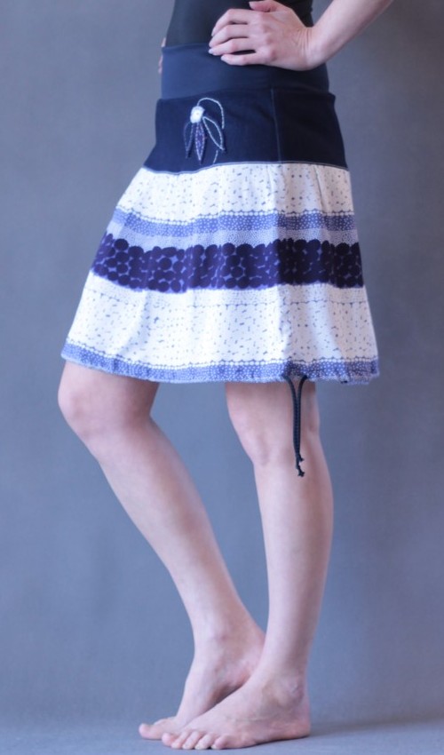 0140_P_šikmo_bavlna_viskóza_bez_podšívky_modrá_bílá_se_sedlem_nahoře_bez_kapes_tunýlek_tmavěmodrá_modrá_kytka_sněženka LaJuPe vzorované sukně bavlna_viskóza_bez_podšívky_modrá_bílá_se_sedlem_nahoře_bez_kapes_tunýlek_tmavěmodrá_modrá_kytka_sněženka