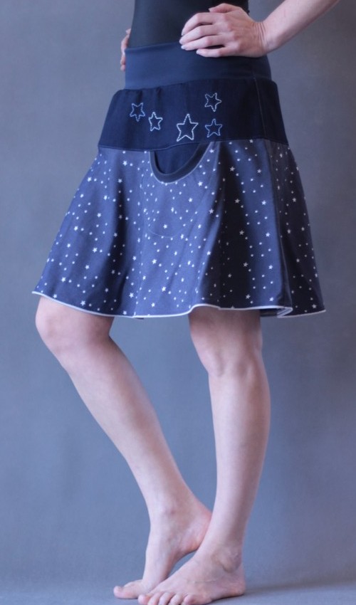 LaJuPe bavlněné sukně bavlna_polyester_bez_podšívky_tmavěmodrá_bílá_se_sedlem_nahoře_bez_kapes_tunýlek_tmavěmodrá_modrobílá_hvězda_hvězdy