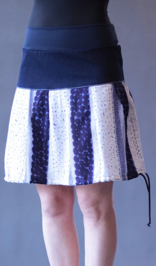 LaJuPe vzorované sukně bavlna_viskóza_bez_podšívky_modrá_bílá_se_sedlem_nahoře_bez_kapes_tunýlek_tmavěmodrá