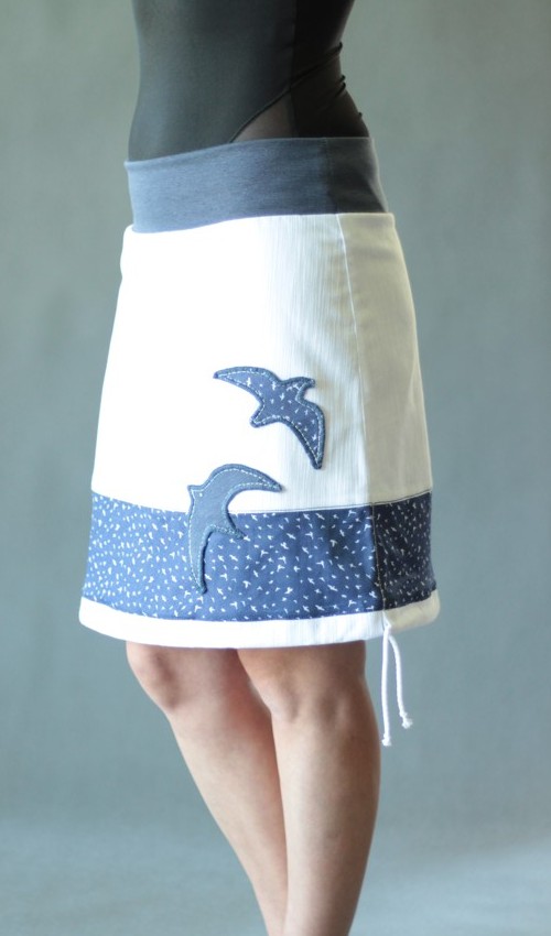 LaJuPe bílá jeansová sukně bavlna_elastan_bez_podšívky_bílá_modrá_se_sedlem_dole_1kapsa_tunýlek_džínová_modrá_pták_dvaptáci