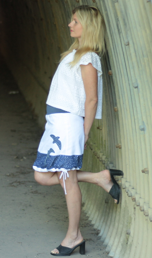 LaJuPe bílá jeansová sukně bavlna_elastan_bez_podšívky_bílá_modrá_se_sedlem_dole_1kapsa_tunýlek_džínová_modrá_pták_dvaptáci