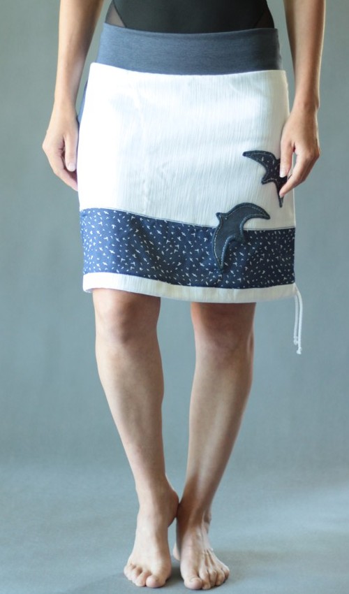 LaJuPe bílá jeansová sukně bavlna_elastan_bez_podšívky_bílá_modrá_se_sedlem_dole_1kapsa_tunýlek_džínová_modrá_pták_dvaptáci