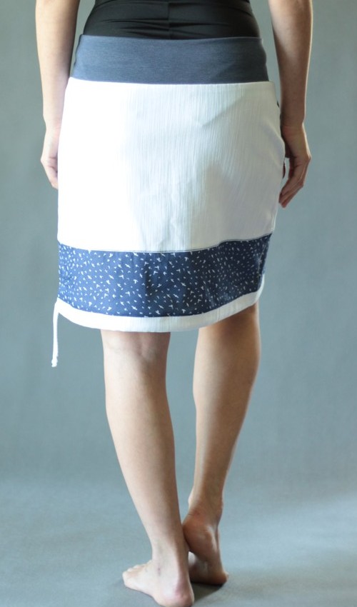 LaJuPe bílá jeansová sukně bavlna_elastan_bez_podšívky_bílá_modrá_se_sedlem_dole_1kapsa_tunýlek_džínová_modrá_pták_dvaptáci