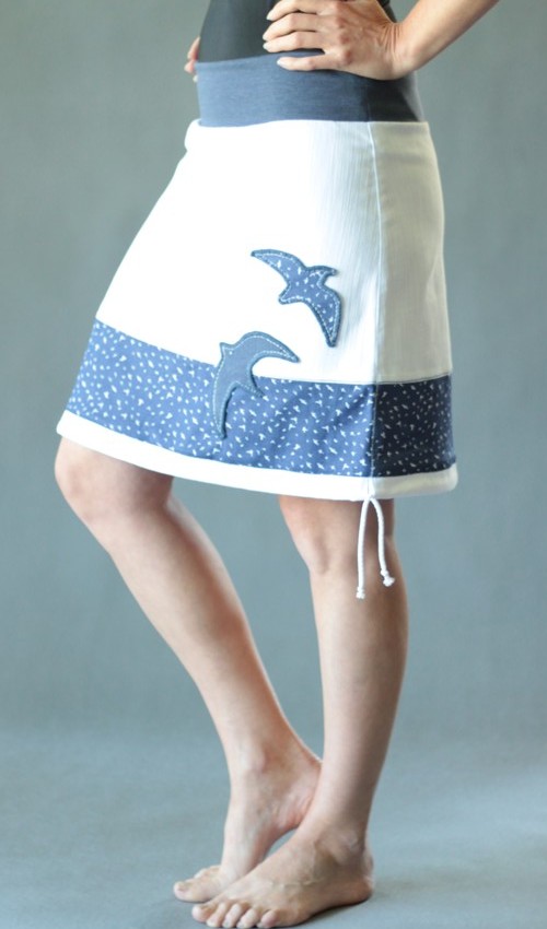 LaJuPe bílá jeansová sukně bavlna_elastan_bez_podšívky_bílá_modrá_se_sedlem_dole_1kapsa_tunýlek_džínová_modrá_pták_dvaptáci