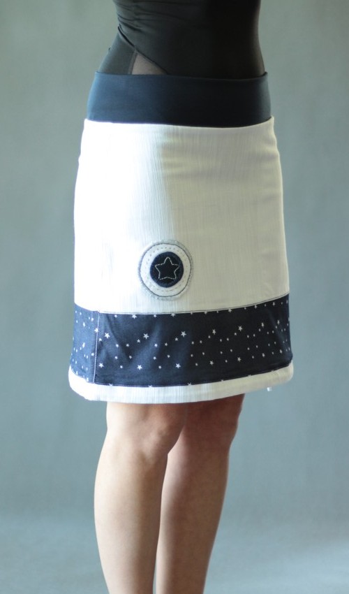 LaJuPe bílá jeansová sukně bavlna_elastan_bez_podšívky_bílá_modrá_se_sedlem_dole_1kapsa_tunýlek_modrá_modrobílá_hvězda_terčíkshvězdou1