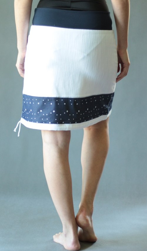 LaJuPe bílá jeansová sukně bavlna_elastan_bez_podšívky_bílá_modrá_se_sedlem_dole_1kapsa_tunýlek_modrá_modrobílá_hvězda_terčíkshvězdou1