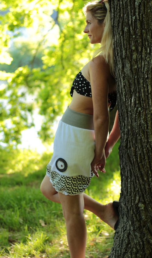 LaJuPe sukně s pružným pasem bavlna_elastan_bez_podšívky_bílá_černá_se_sedlem_dole_1kapsa_tunýlek_světlešedá_černobílá_terčík_terčík