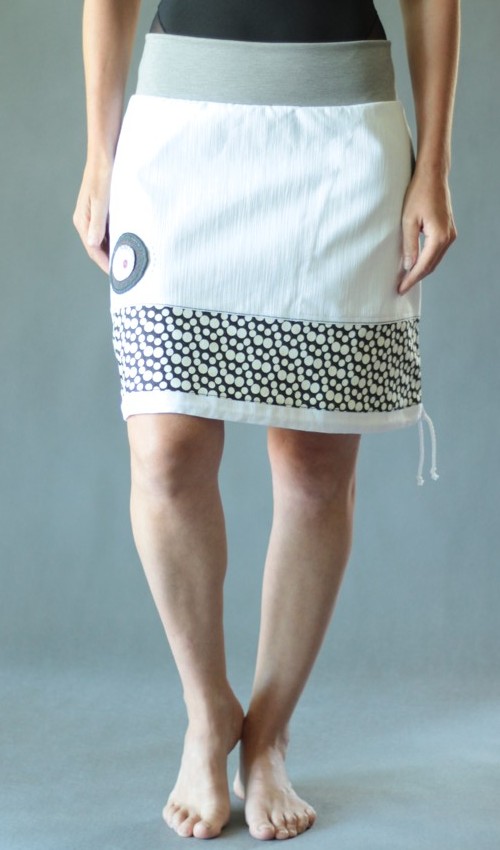 LaJuPe sukně s pružným pasem bavlna_elastan_bez_podšívky_bílá_černá_se_sedlem_dole_1kapsa_tunýlek_světlešedá_černobílá_terčík_terčík