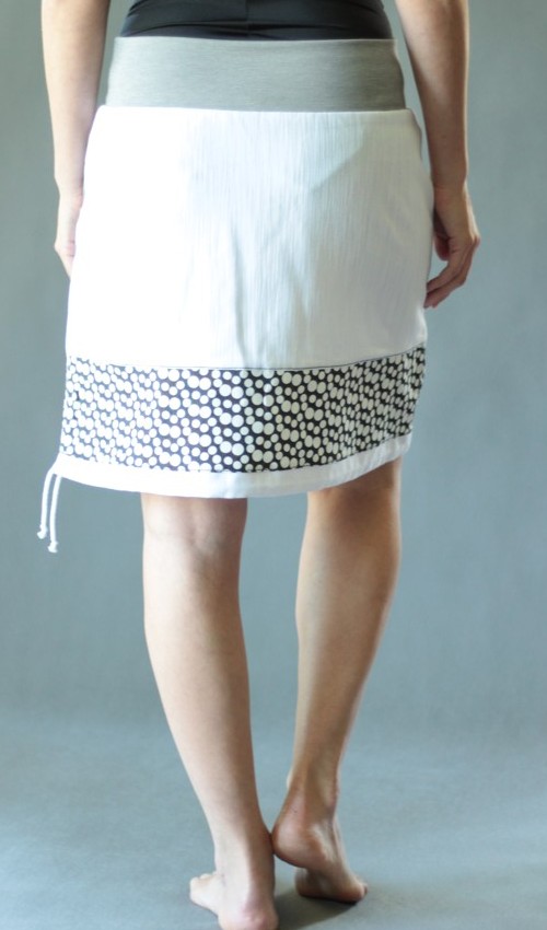 LaJuPe sukně s pružným pasem bavlna_elastan_bez_podšívky_bílá_černá_se_sedlem_dole_1kapsa_tunýlek_světlešedá_černobílá_terčík_terčík