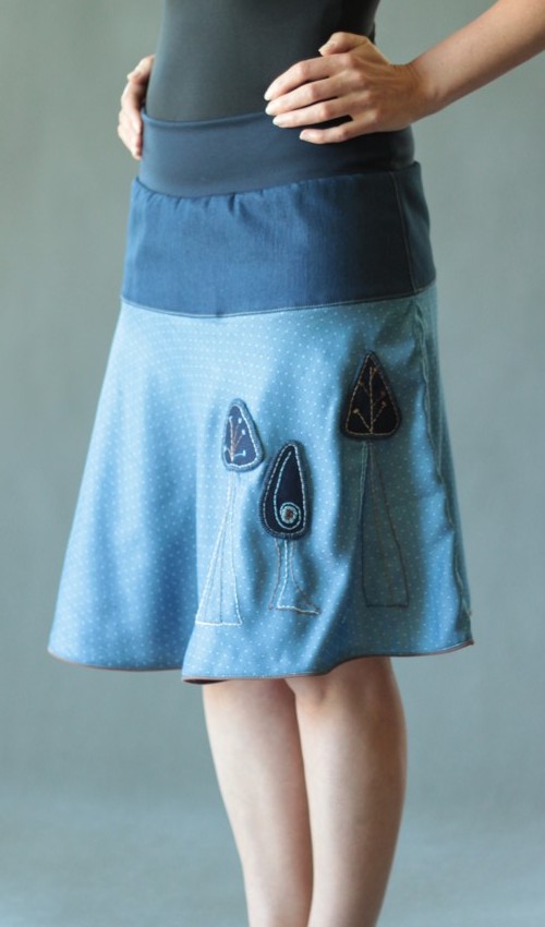 LaJuPe kolová sukně bavlna_elastan_bez_podšívky_modrá_hnědá_se_sedlem_nahoře_bez_kapes_kédr_modrá_modrohnědá_les_třistromy