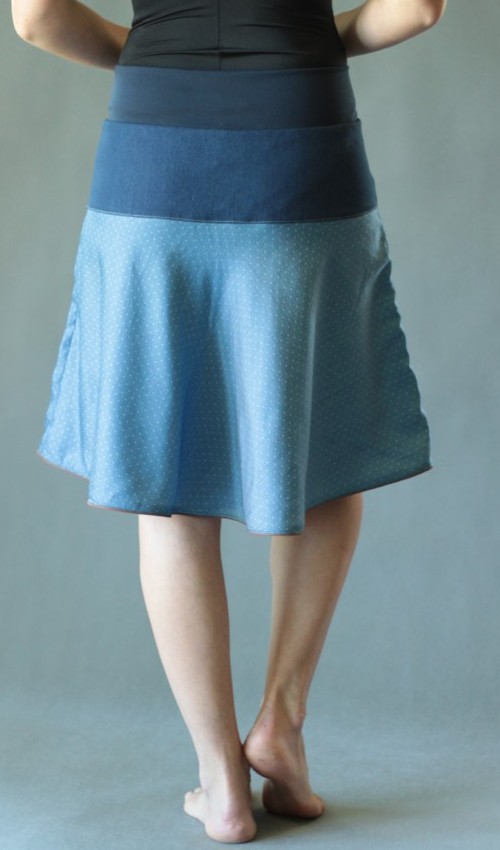 LaJuPe kolová sukně bavlna_elastan_bez_podšívky_modrá_hnědá_se_sedlem_nahoře_bez_kapes_kédr_modrá_modrohnědá_les_třistromy