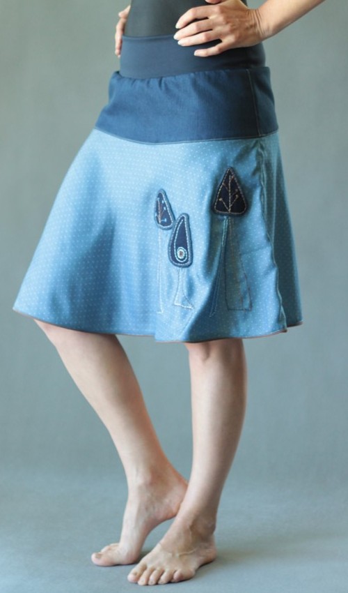 LaJuPe kolová sukně bavlna_elastan_bez_podšívky_modrá_hnědá_se_sedlem_nahoře_bez_kapes_kédr_modrá_modrohnědá_les_třistromy