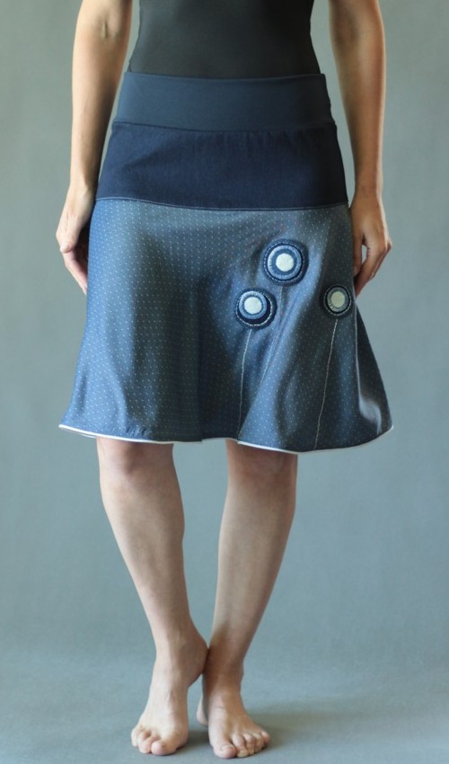 0164_P_zepredu_bavlna_elastan_bez_podšívky_modrá_bílá_se_sedlem_nahoře_bez_kapes_kédr_modrá_bílomodrá_balónek_třibalónky LaJuPe kolová sukně bavlna_elastan_bez_podšívky_modrá_bílá_se_sedlem_nahoře_bez_kapes_kédr_modrá_bílomodrá_balónek_třibalónky