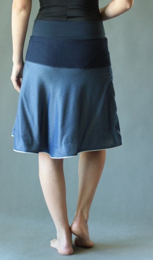 0164_P_zezadu_bavlna_elastan_bez_podšívky_modrá_bílá_se_sedlem_nahoře_bez_kapes_kédr_modrá_bílomodrá_balónek_třibalónky LaJuPe kolová sukně bavlna_elastan_bez_podšívky_modrá_bílá_se_sedlem_nahoře_bez_kapes_kédr_modrá_bílomodrá_balónek_třibalónky