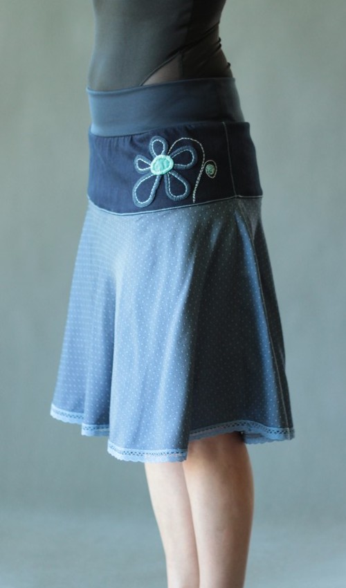 0169_P_detail_bavlna_elastan_bez_podšívky_modrá_tyrkys_se_sedlem_nahoře_bez_kapes_krajka_modrá_modrá_kytka_5tikvět LaJuPe sukně kolová bavlna_elastan_bez_podšívky_modrá_tyrkys_se_sedlem_nahoře_bez_kapes_krajka_modrá_modrá_kytka_5tikvět