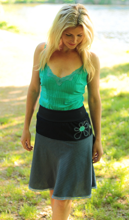 0169_P_slide_bavlna_elastan_bez_podšívky_modrá_tyrkys_se_sedlem_nahoře_bez_kapes_krajka_modrá_modrá_kytka_5tikvět LaJuPe sukně kolová bavlna_elastan_bez_podšívky_modrá_tyrkys_se_sedlem_nahoře_bez_kapes_krajka_modrá_modrá_kytka_5tikvět