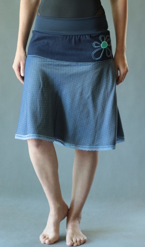 0169_P_zepredu_bavlna_elastan_bez_podšívky_modrá_tyrkys_se_sedlem_nahoře_bez_kapes_krajka_modrá_modrá_kytka_5tikvět LaJuPe sukně kolová bavlna_elastan_bez_podšívky_modrá_tyrkys_se_sedlem_nahoře_bez_kapes_krajka_modrá_modrá_kytka_5tikvět