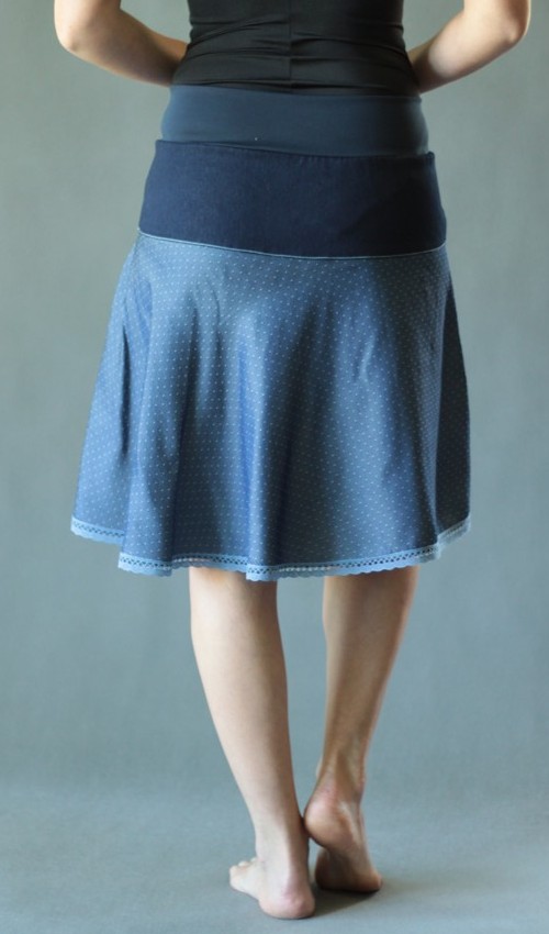 0169_P_zezadu_bavlna_elastan_bez_podšívky_modrá_tyrkys_se_sedlem_nahoře_bez_kapes_krajka_modrá_modrá_kytka_5tikvět LaJuPe sukně kolová bavlna_elastan_bez_podšívky_modrá_tyrkys_se_sedlem_nahoře_bez_kapes_krajka_modrá_modrá_kytka_5tikvět