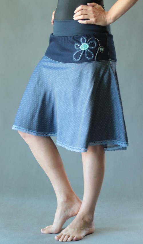 0169_P_šikmo_bavlna_elastan_bez_podšívky_modrá_tyrkys_se_sedlem_nahoře_bez_kapes_krajka_modrá_modrá_kytka_5tikvět LaJuPe sukně kolová bavlna_elastan_bez_podšívky_modrá_tyrkys_se_sedlem_nahoře_bez_kapes_krajka_modrá_modrá_kytka_5tikvět