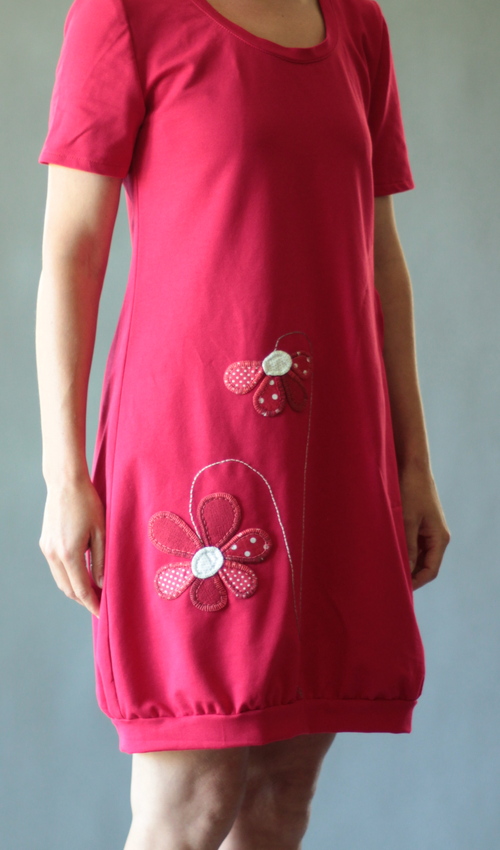 0171_P_detail_bavlna_elastan_bez_podšívky_červená_bílá__1kapsa_úplet__červenobílá_kytka_dvěkytky LaJuPe dámské šaty bavlna_elastan_bez_podšívky_červená_bílá__1kapsa_úplet__červenobílá_kytka_dvěkytky