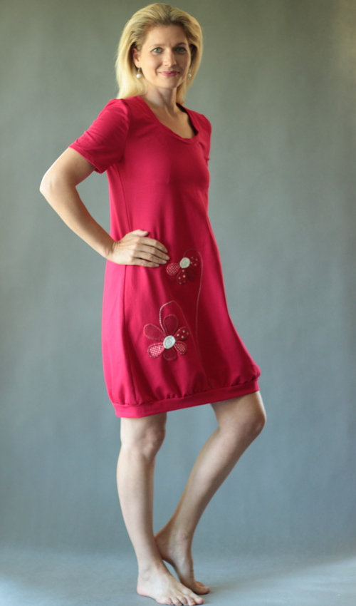 0171_P_šikmo_bavlna_elastan_bez_podšívky_červená_bílá__1kapsa_úplet__červenobílá_kytka_dvěkytky LaJuPe dámské šaty bavlna_elastan_bez_podšívky_červená_bílá__1kapsa_úplet__červenobílá_kytka_dvěkytky