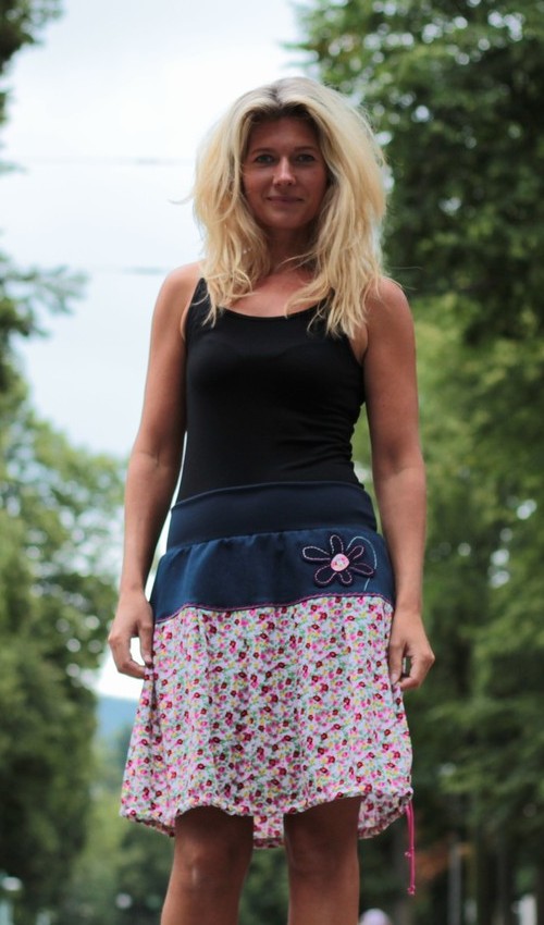 0086_P_slide_viskóza_elastan_bez_podšívky_růžová_modrá_se_sedlem_nahoře_bez_kapes_tunýlek_modrá_modrá_kytka_jendobarevná LaJuPe viskózová sukně viskóza_elastan_bez_podšívky_růžová_modrá_se_sedlem_nahoře_bez_kapes_tunýlek_modrá_modrá_kytka_jednobarevná