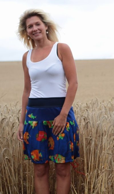 LaJuPe viskózová sukně viskóza_viskóza_bez_podšívky_modrá_modrá_se_sedlem_nahoře_bez_kapes_tunýlek_modrá_pestrobarevná_ryba_ryby