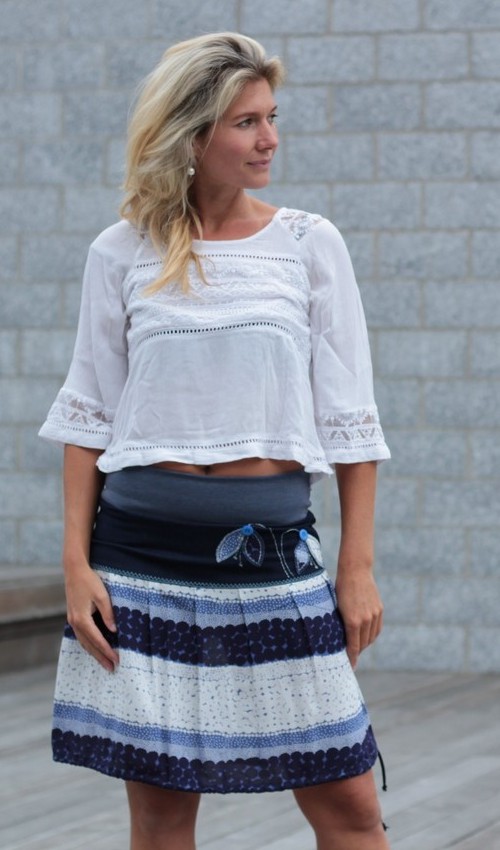 LaJuPe květovaná sukně viskóza_viskóza_bez_podšívky_modrá_bílá_se_sedlem_nahoře_bez_kapes_tunýlek_džínová_modrobílá_kytka_sněženky