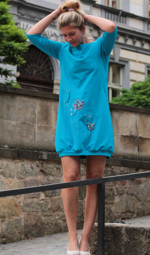 LaJuPe dámské volné šaty bavlna_elastan_bez_podšívky_azurová_růžová__1kapsa_úplet__azurovorůžová_louka_zvonky