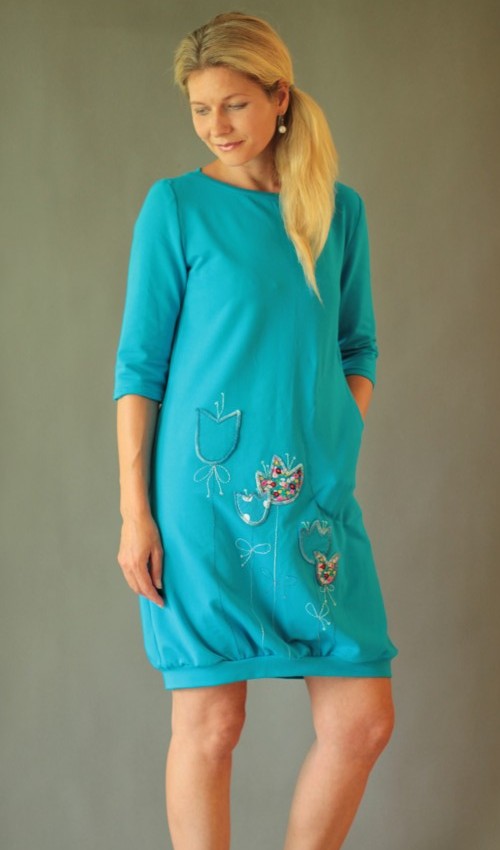 LaJuPe dámské volné šaty bavlna_elastan_bez_podšívky_azurová_růžová__1kapsa_úplet__azurovorůžová_louka_zvonky